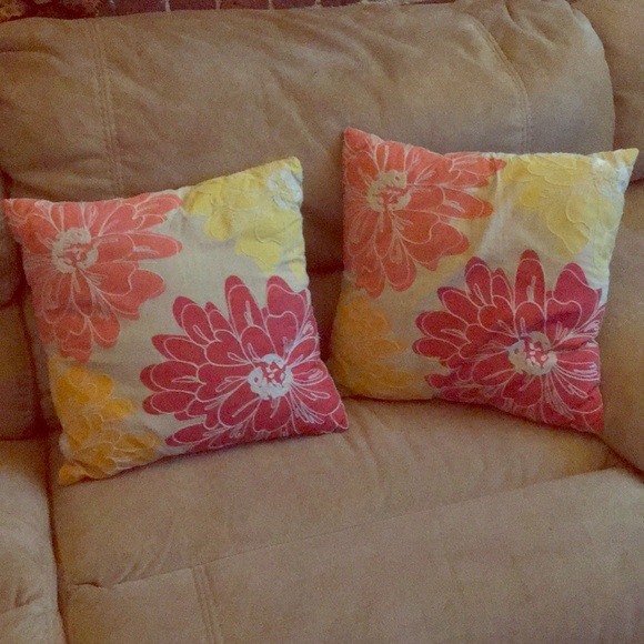 Other - BUNDLE OF 2 🌼 16” FLORAL THROW PILLOWS